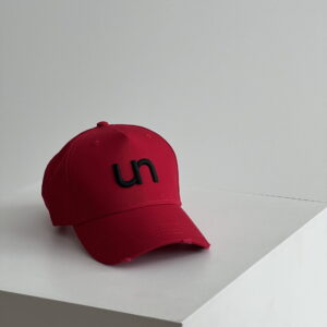 raudona juoda kepurė su unlabel logotipu